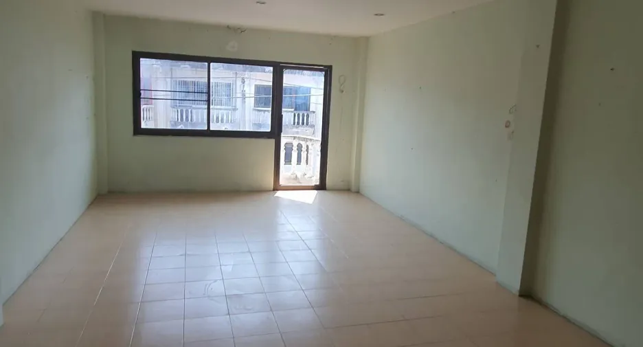 For rent 3 bedrooms retail Space in Bang Khun Thian, Bangkok