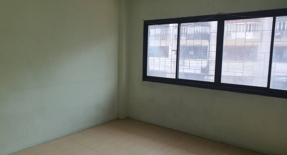 For rent 3 bedrooms retail Space in Bang Khun Thian, Bangkok