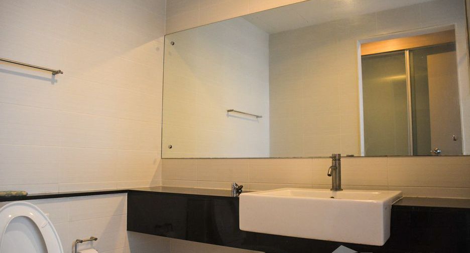 For sale 2 bedrooms condo in Huai Khwang, Bangkok