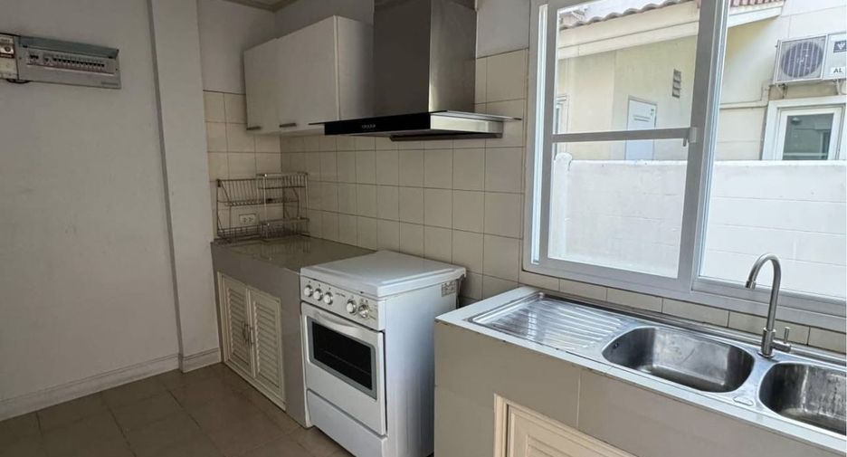 For rent 4 bedrooms house in Mueang Chiang Mai, Chiang Mai