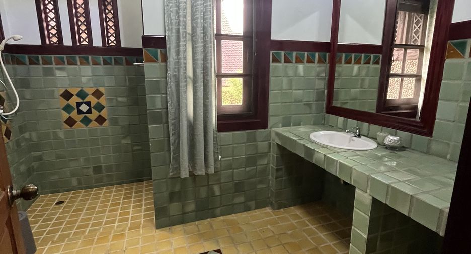 For rent 5 bedrooms house in Mueang Chiang Mai, Chiang Mai