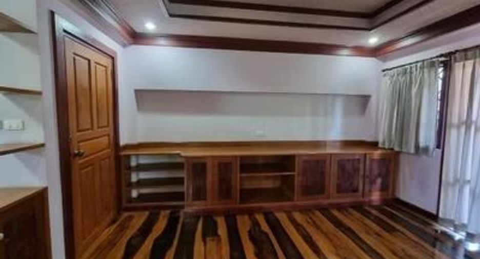 For rent 5 bedrooms house in Mueang Chiang Mai, Chiang Mai