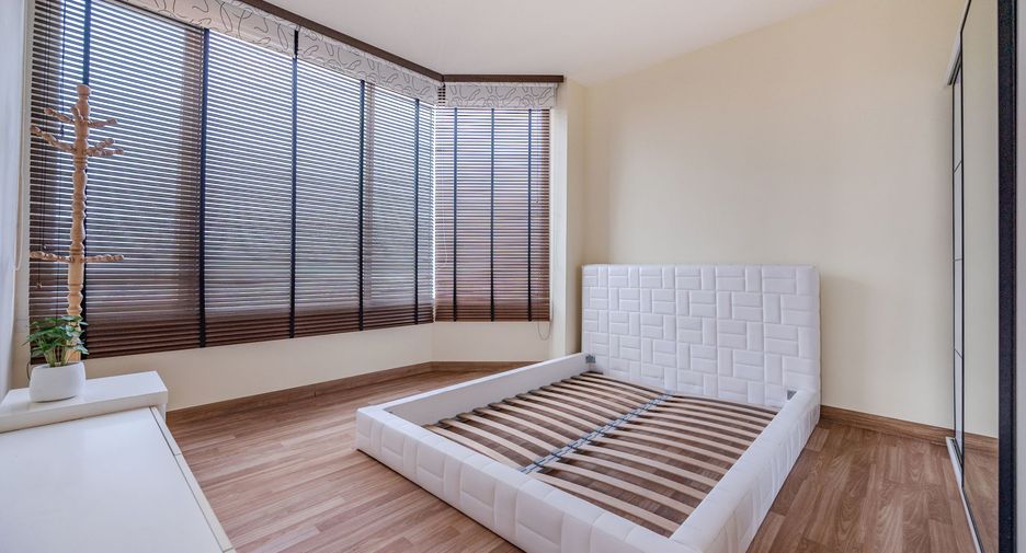Condo en venta de 3 habitaciones en Bang Kho Laem, Bangkok
