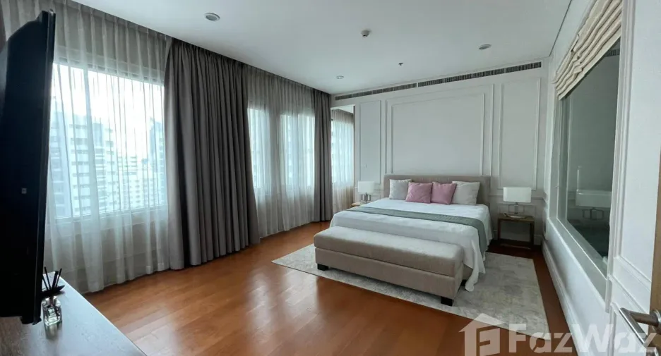 For sale 3 bedrooms condo in Khlong Toei, Bangkok