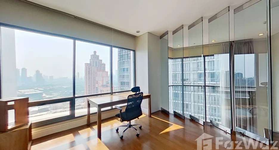 For sale 3 bedrooms condo in Khlong Toei, Bangkok