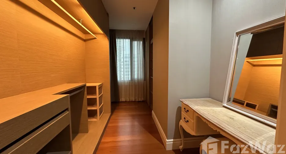 For sale 3 bedrooms condo in Khlong Toei, Bangkok