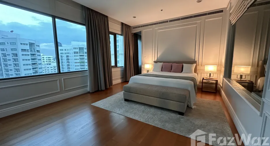 For sale 3 bedrooms condo in Khlong Toei, Bangkok