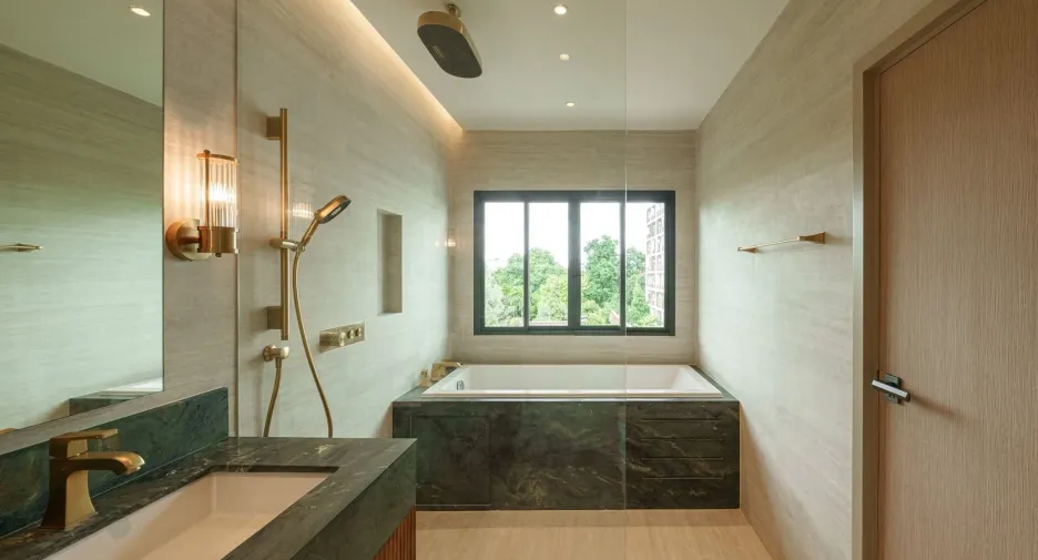 For sale 4 bedrooms townhouse in Huai Khwang, Bangkok