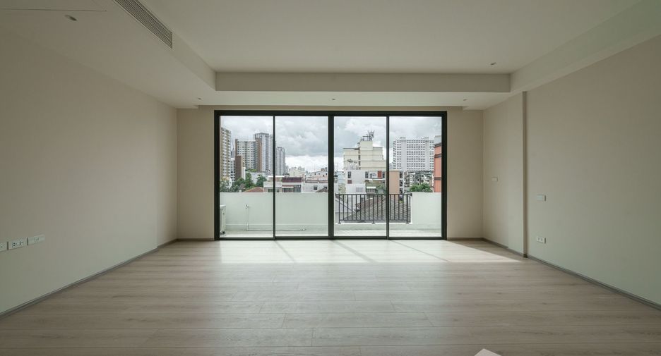 For sale 4 bedrooms townhouse in Huai Khwang, Bangkok