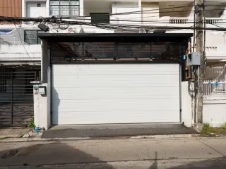 For sale 4 bedrooms townhouse in Huai Khwang, Bangkok