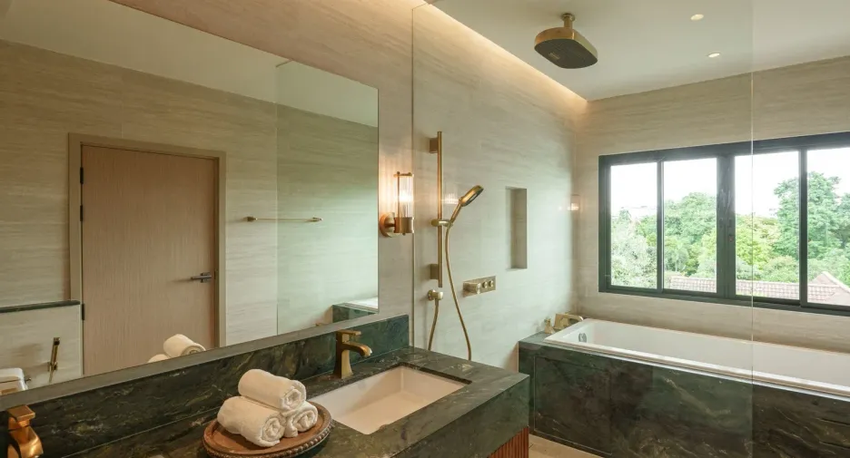 For sale 4 bedrooms townhouse in Huai Khwang, Bangkok