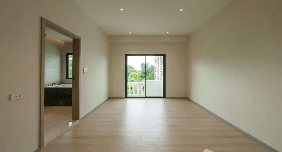 For sale 4 bedrooms townhouse in Huai Khwang, Bangkok