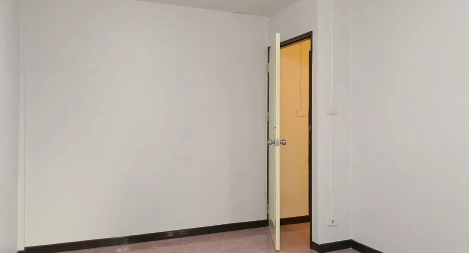 For rent 2 bedrooms townhouse in Mueang Samut Prakan, Samut Prakan