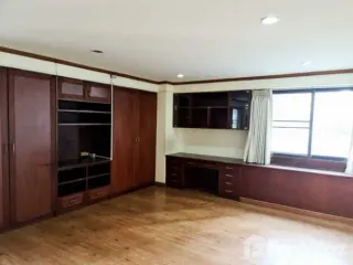 For sale 3 bedrooms condo in Khlong Toei, Bangkok