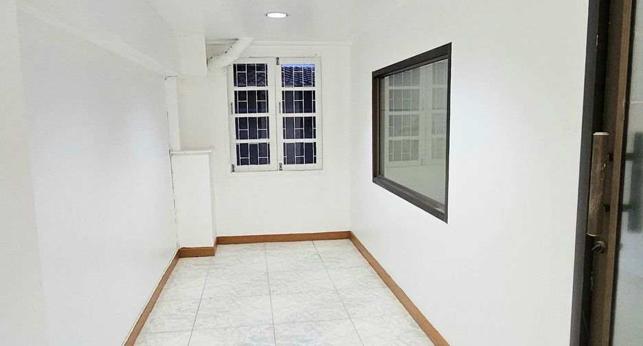 À vendre 3 chambres maison de ville à Lak Si, Bangkok