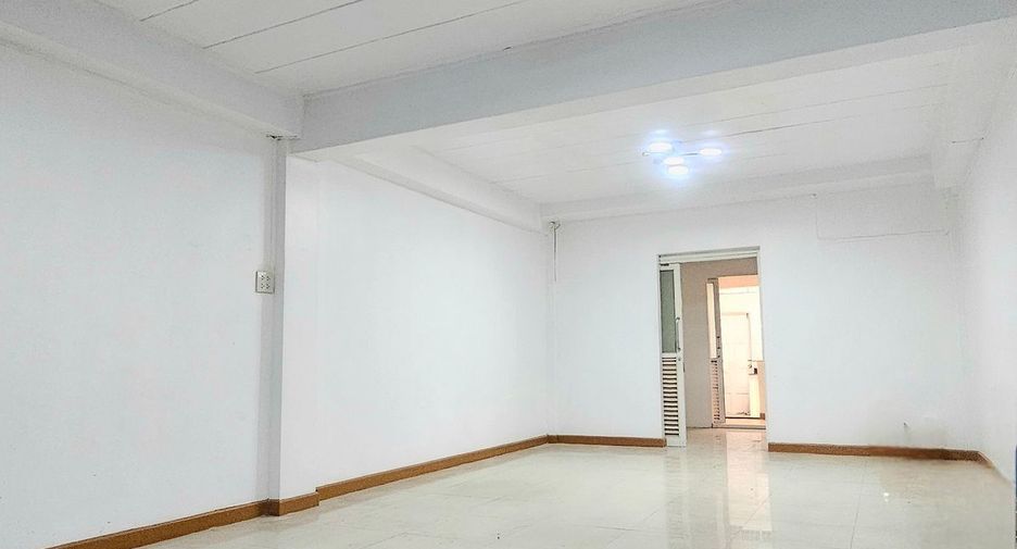 À vendre 3 chambres maison de ville à Lak Si, Bangkok
