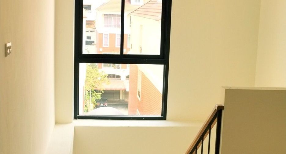 For sale and for rent 3 bedrooms townhouse in Yan Nawa, Bangkok