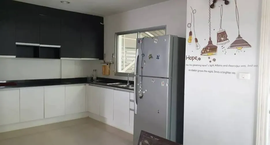 Casa adosada en venta de 3 habitaciones en Prawet, Bangkok