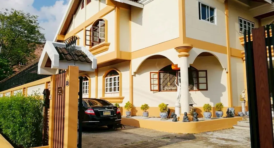 For sale 4 ベッドルーム house in Bang Kapi, Bangkok