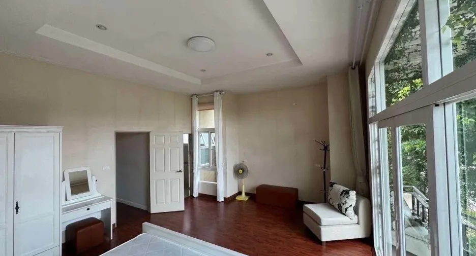 For rent 4 bedrooms house in Mueang Chiang Mai, Chiang Mai