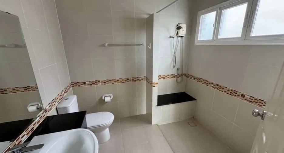 For rent 4 bedrooms house in Mueang Chiang Mai, Chiang Mai