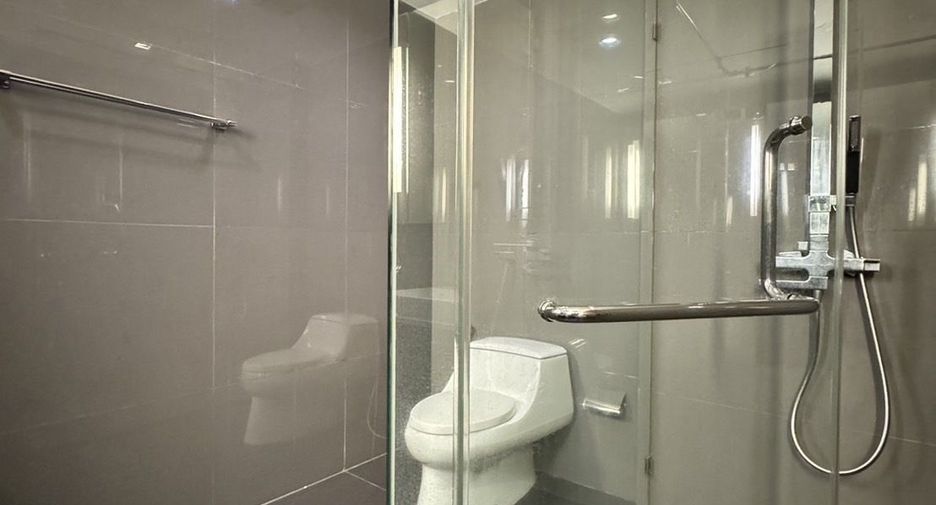 Condo en venta y en alquiler de 3 habitaciones en Sathon, Bangkok