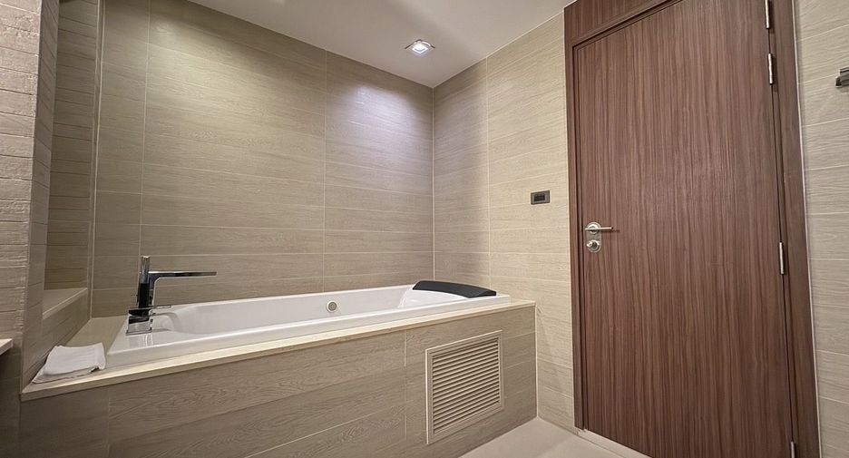 Condo en venta y en alquiler de 3 habitaciones en Sathon, Bangkok