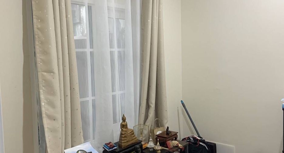 For sale 3 bedrooms townhouse in Khlong Sam Wa, Bangkok