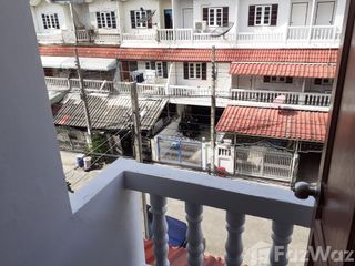 For rent 3 bedrooms townhouse in Bang Khun Thian, Bangkok