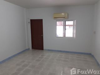 For rent 3 bedrooms townhouse in Bang Khun Thian, Bangkok