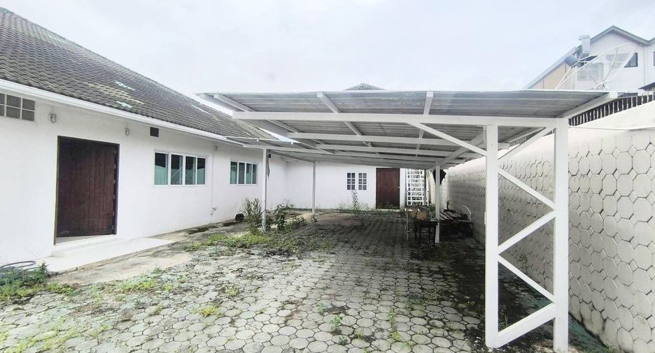 For rent 4 bedrooms house in Mueang Chiang Mai, Chiang Mai