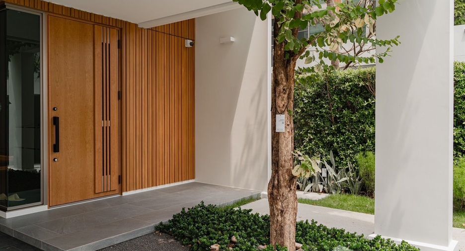 For sale and for rent 4 bedrooms house in Saphan Sung, Bangkok