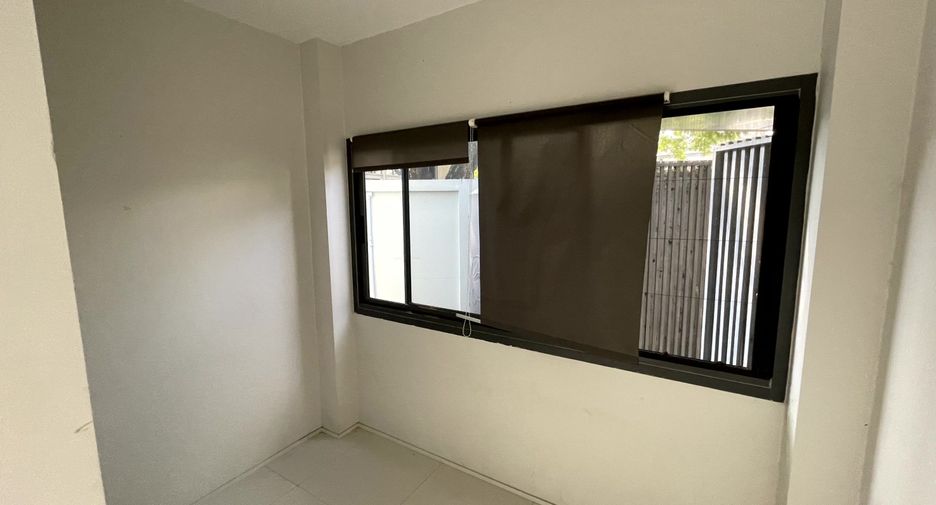 For sale and for rent 4 bedrooms house in Wang Thonglang, Bangkok