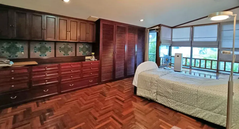 For sale 4 bedrooms condo in Khlong Toei, Bangkok