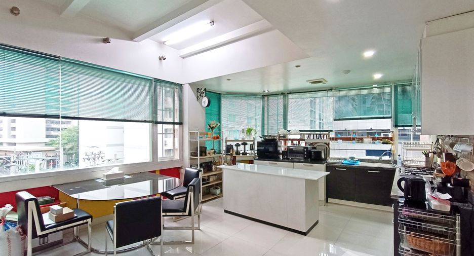 For sale 4 bedrooms condo in Khlong Toei, Bangkok