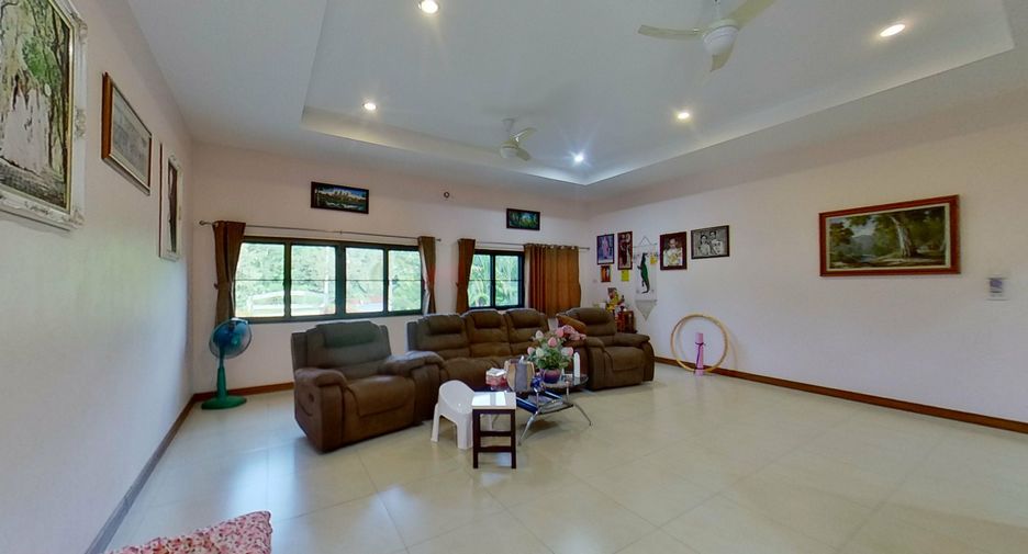 For sale 4 bedrooms house in San Kamphaeng, Chiang Mai
