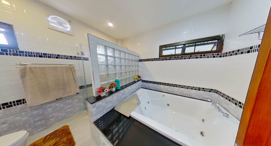 For sale 4 bedrooms house in San Kamphaeng, Chiang Mai