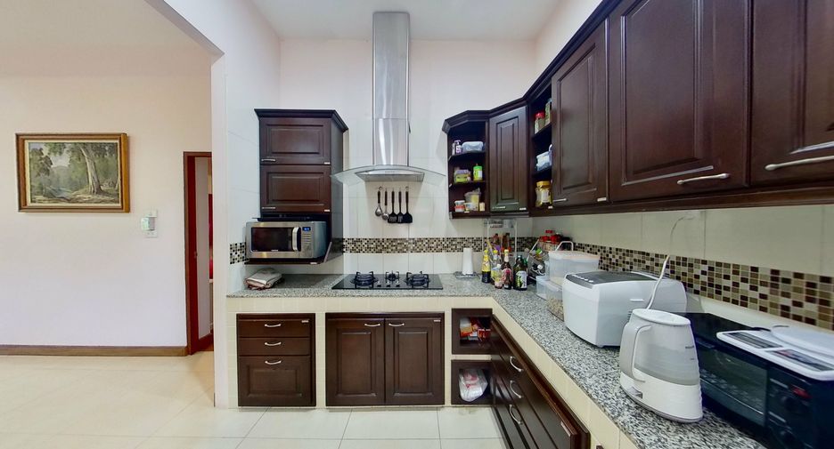For sale 4 bedrooms house in San Kamphaeng, Chiang Mai