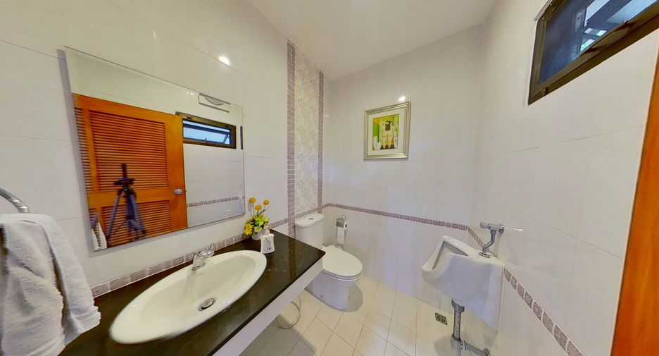 For sale 4 bedrooms house in San Kamphaeng, Chiang Mai