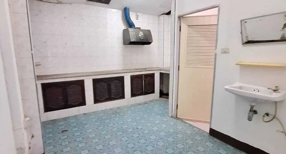 For sale 4 bedrooms townhouse in Bang Na, Bangkok