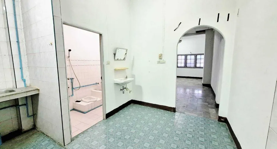 For sale 4 bedrooms townhouse in Bang Na, Bangkok