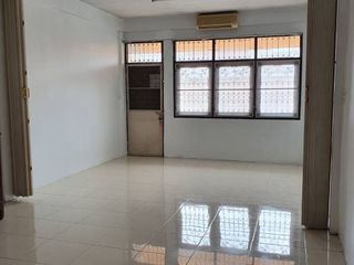 Casa adosada en alquiler de 3 habitaciones en Thung Khru, Bangkok