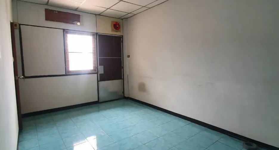 For rent 3 bedrooms townhouse in Thung Khru, Bangkok