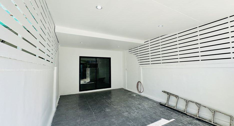 For sale 2 bedrooms townhouse in Bang Khae, Bangkok