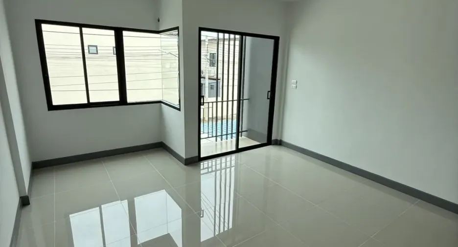 À vendre 2 chambres maison de ville à Nong Chok, Bangkok