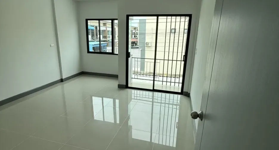 À vendre 2 chambres maison de ville à Nong Chok, Bangkok
