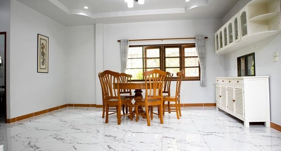For rent 4 bedrooms house in Mueang Chiang Mai, Chiang Mai