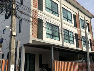 For sale 4 bedrooms townhouse in Phra Khanong, Bangkok