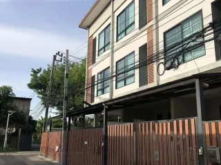 For sale 4 bedrooms townhouse in Phra Khanong, Bangkok