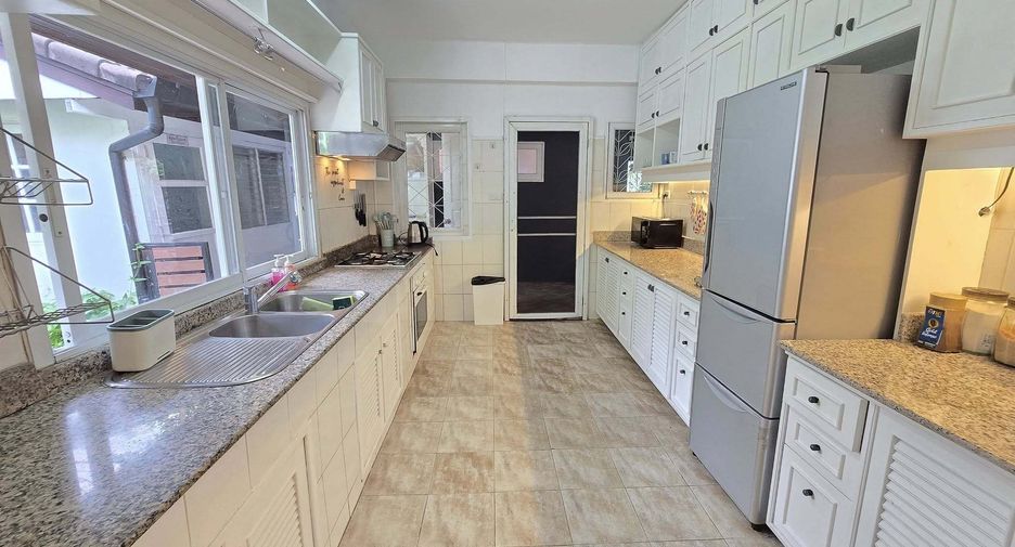 For rent 4 bedrooms house in Mueang Chiang Mai, Chiang Mai